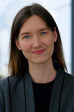 Ms  Julia Arning