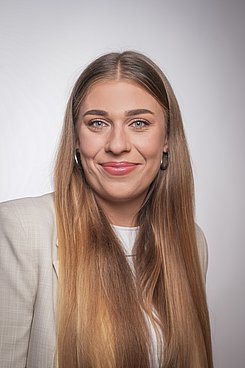 Ms  Lara Wittek